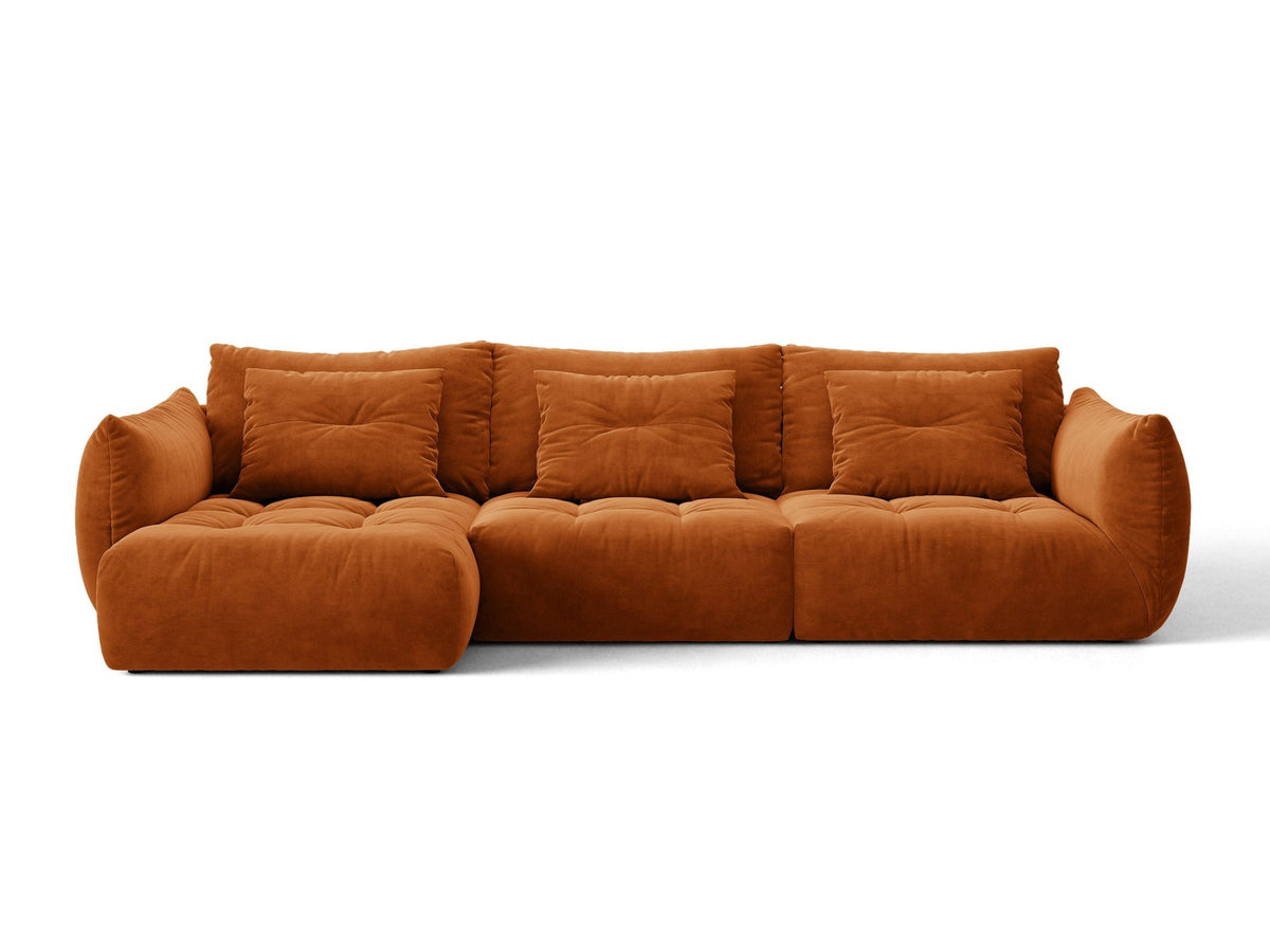 Beiges L-Sofa links von Micadoni mit weichem Veloursstoff Casino, schwarzen Kunststoffbeinen und breiter, tiefer Sitzfläche.