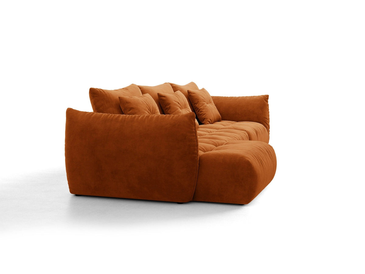 Beiges L-Sofa links von Micadoni mit weichem Veloursstoff Casino, schwarzen Kunststoffbeinen und breiter, tiefer Sitzfläche.