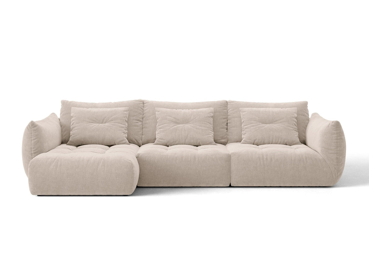 Beiges L-Sofa links von Micadoni mit weichem Veloursstoff Casino, schwarzen Kunststoffbeinen und breiter, tiefer Sitzfläche.
