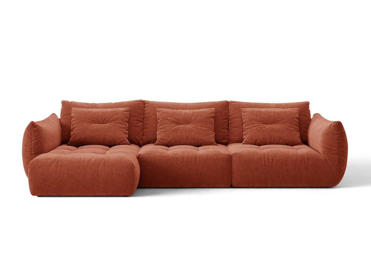 Beiges L-Sofa links von Micadoni mit weichem Veloursstoff Casino, schwarzen Kunststoffbeinen und breiter, tiefer Sitzfläche.