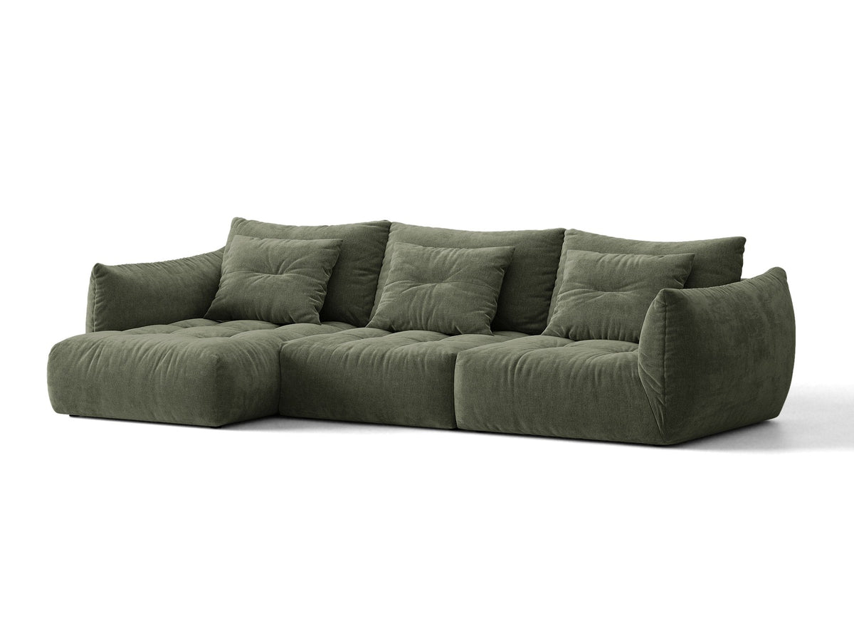 Beiges L-Sofa links von Micadoni mit weichem Veloursstoff Casino, schwarzen Kunststoffbeinen und breiter, tiefer Sitzfläche.