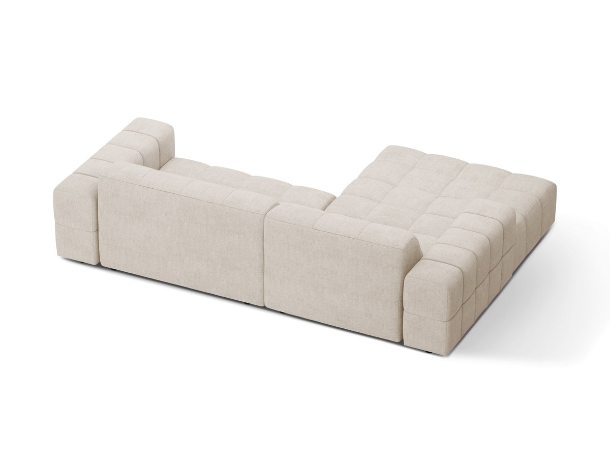 Jennifer Linkes Ecksofa von Micadoni in leichtem Beige, L-Form, Eden Chenille-Stoff, schwarze Kunststoffbeine, Rückenlehne mit Wattierung.