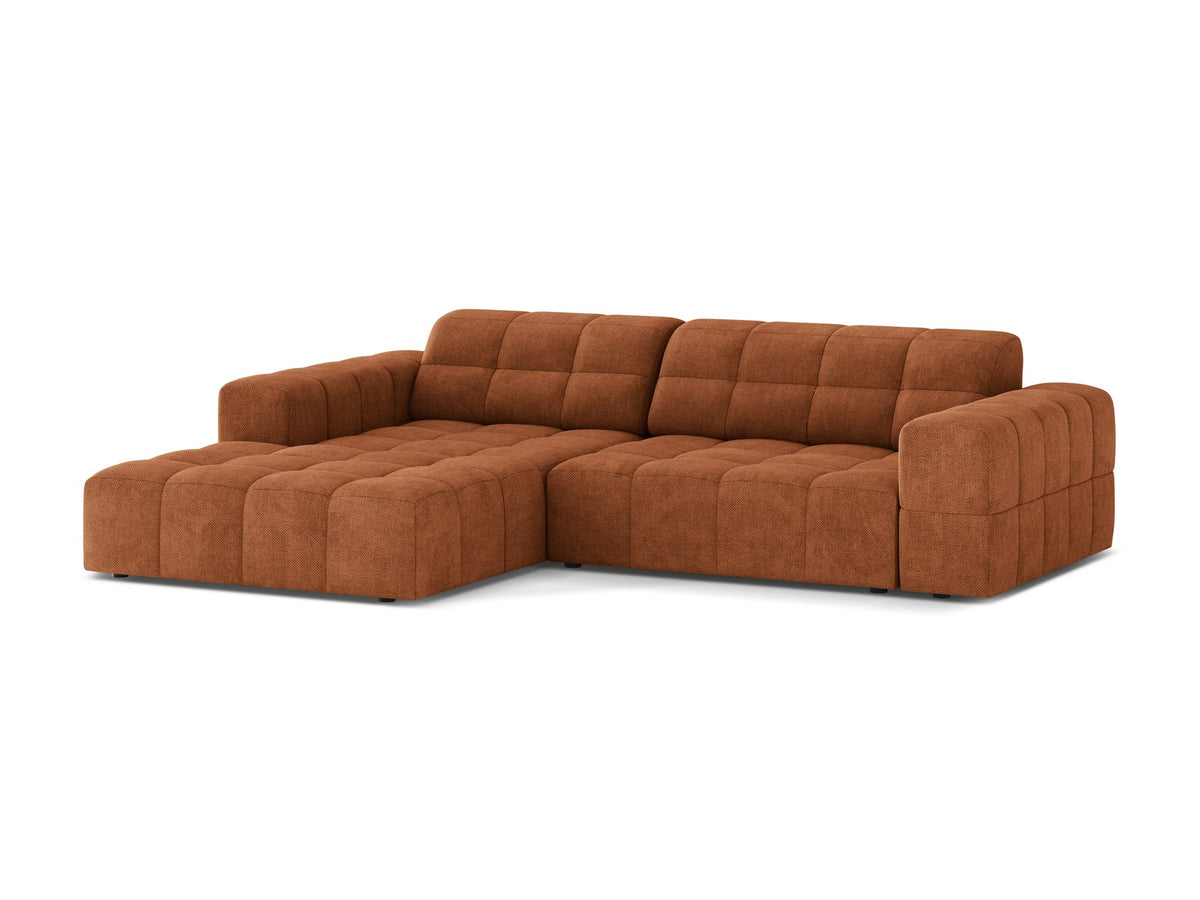 Jennifer Linkes Ecksofa von Micadoni in leichtem Beige, L-Form, Eden Chenille-Stoff, schwarze Kunststoffbeine, Rückenlehne mit Wattierung.