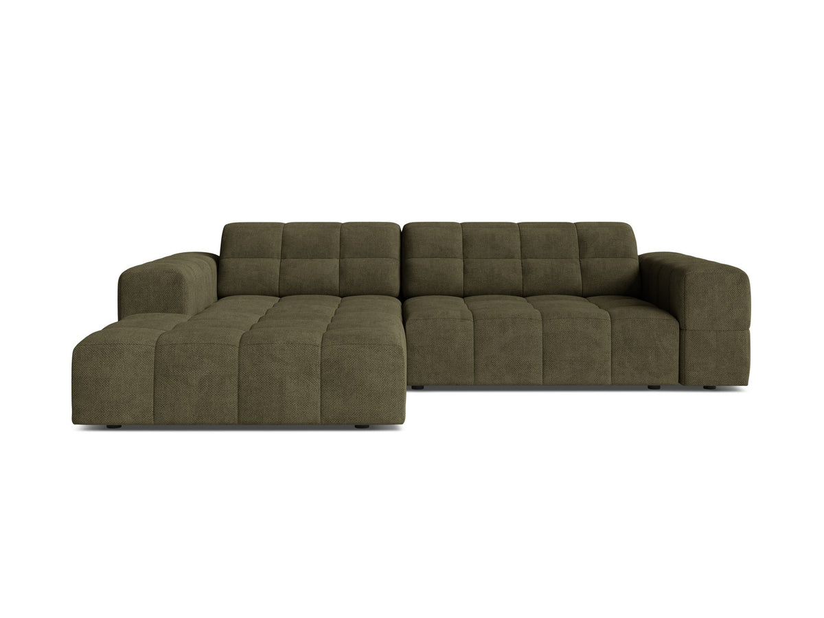 Jennifer Linkes Ecksofa von Micadoni in leichtem Beige, L-Form, Eden Chenille-Stoff, schwarze Kunststoffbeine, Rückenlehne mit Wattierung.