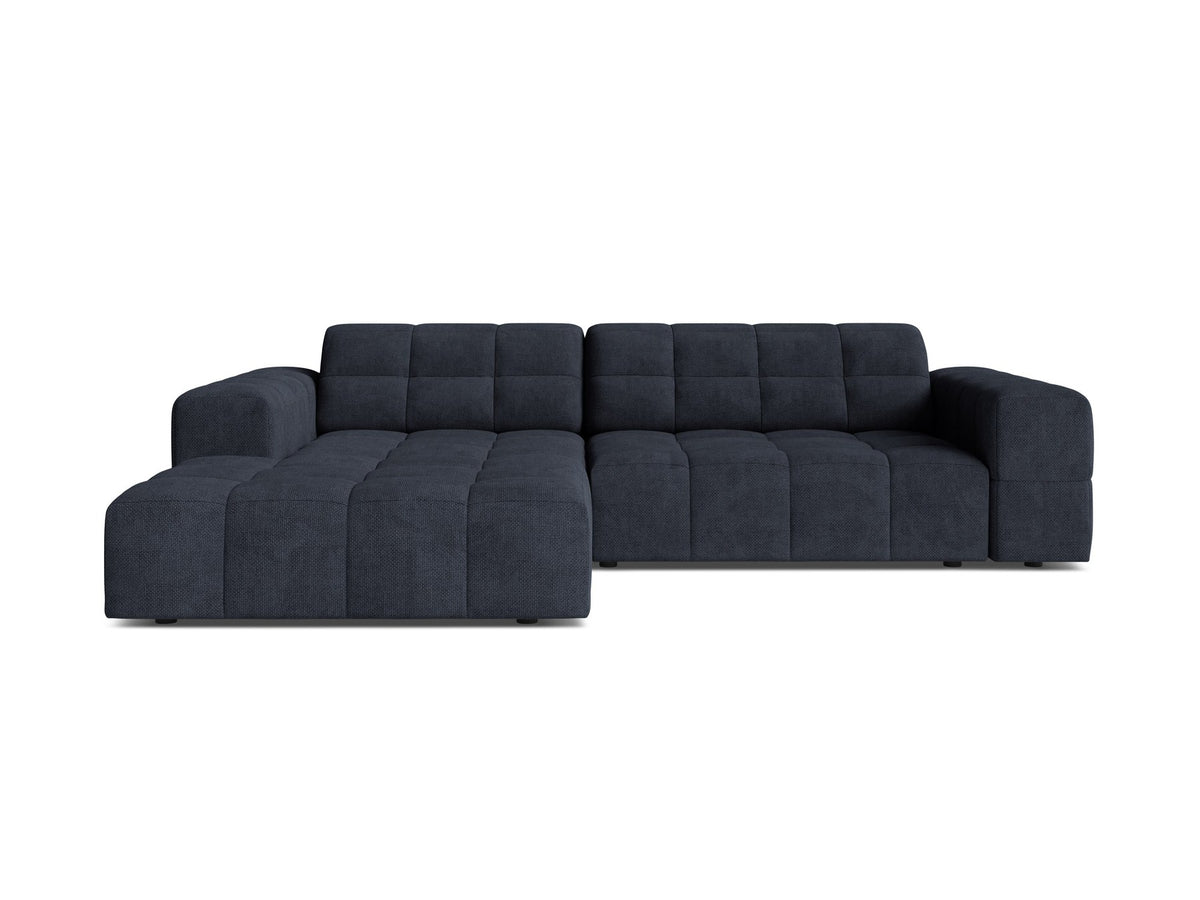 Jennifer Linkes Ecksofa von Micadoni in leichtem Beige, L-Form, Eden Chenille-Stoff, schwarze Kunststoffbeine, Rückenlehne mit Wattierung.