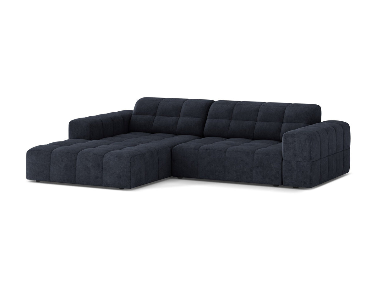 Jennifer Linkes Ecksofa von Micadoni in leichtem Beige, L-Form, Eden Chenille-Stoff, schwarze Kunststoffbeine, Rückenlehne mit Wattierung.