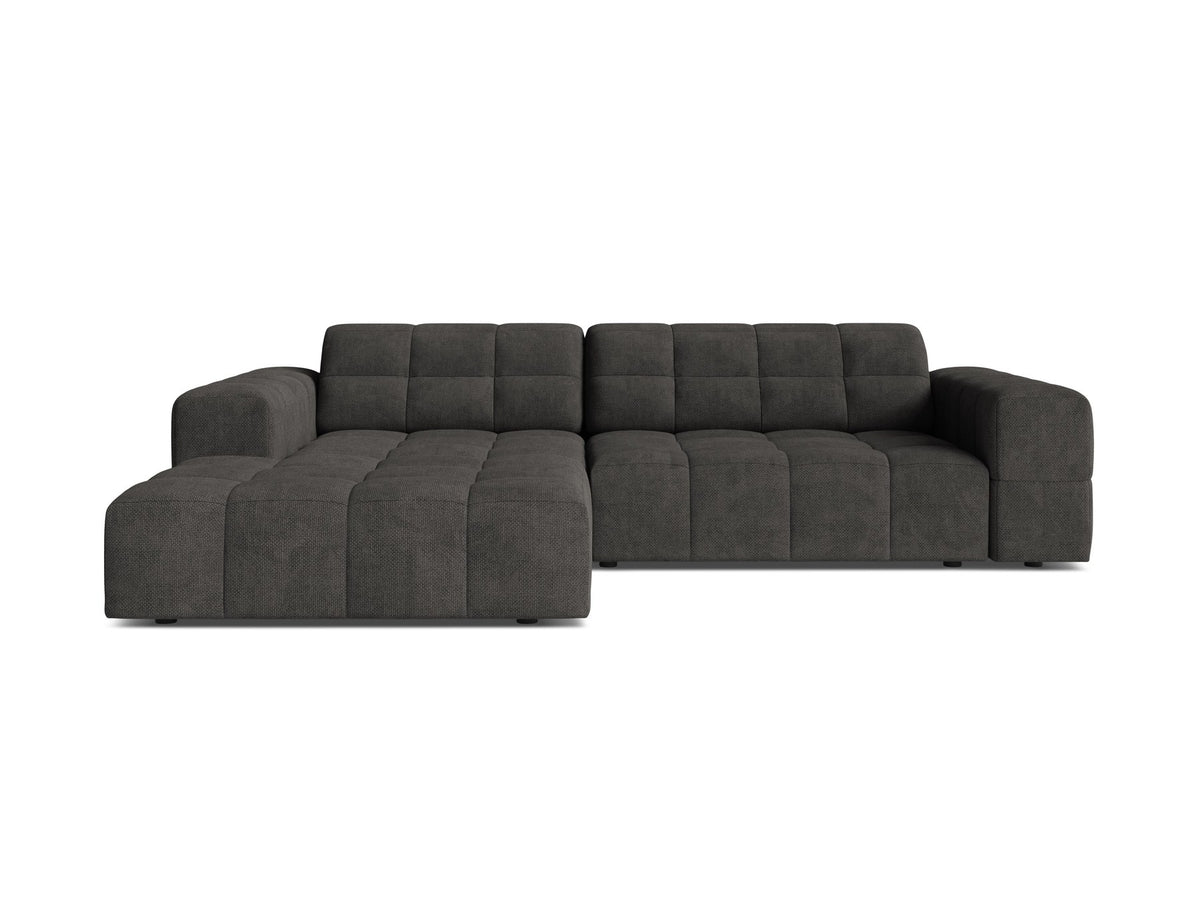 Jennifer Linkes Ecksofa von Micadoni in leichtem Beige, L-Form, Eden Chenille-Stoff, schwarze Kunststoffbeine, Rückenlehne mit Wattierung.
