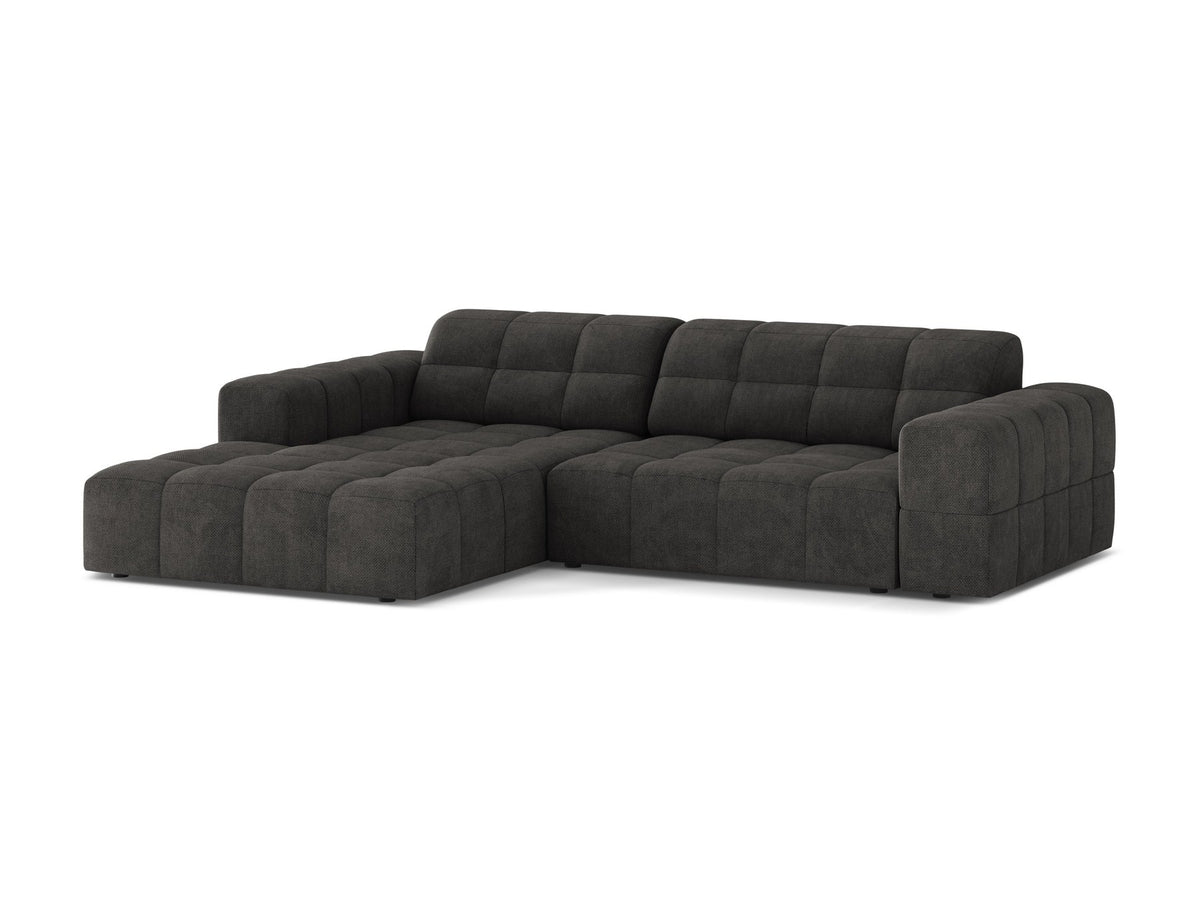 Jennifer Linkes Ecksofa von Micadoni in leichtem Beige, L-Form, Eden Chenille-Stoff, schwarze Kunststoffbeine, Rückenlehne mit Wattierung.