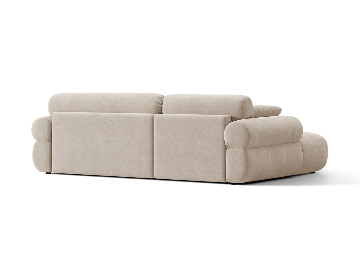 Beiges L-Sofa Ophelia von Micadoni mit Liberty-Stoffbezug, schwarzen Kunststoffbeinen und tiefer Sitzfläche, Ausrichtung links, in modernem Wohnraum.