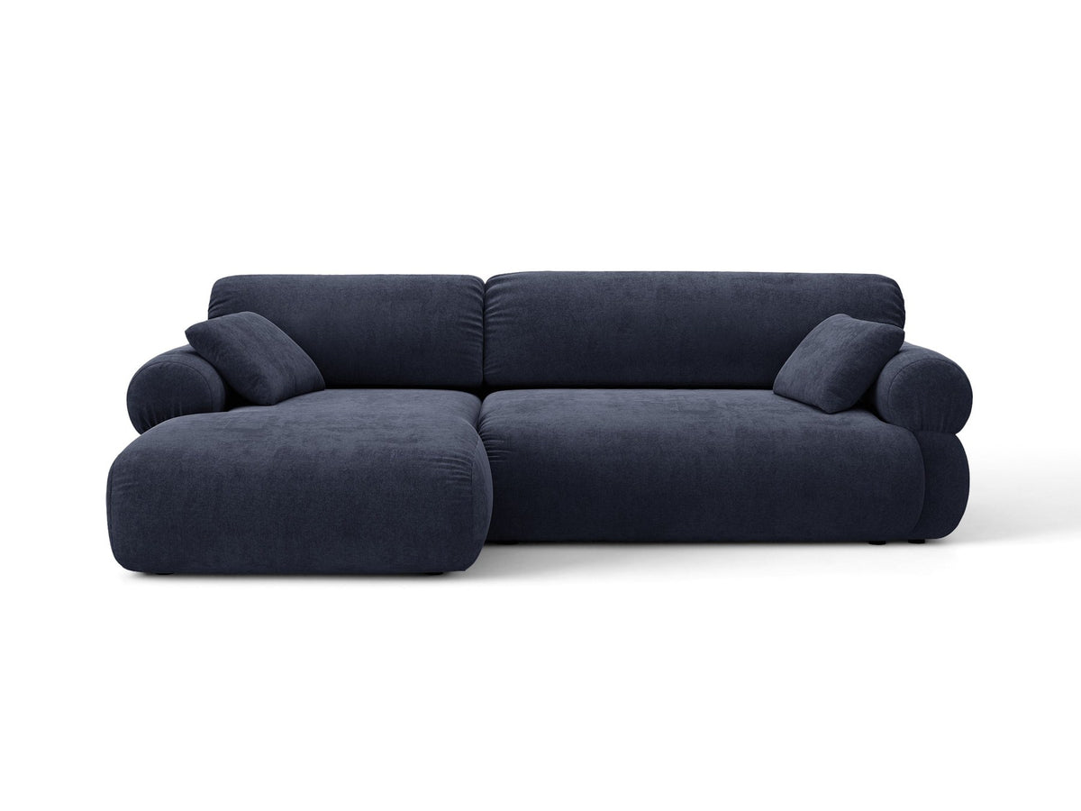Beiges L-Sofa Ophelia von Micadoni mit Liberty-Stoffbezug, schwarzen Kunststoffbeinen und tiefer Sitzfläche, Ausrichtung links, in modernem Wohnraum.