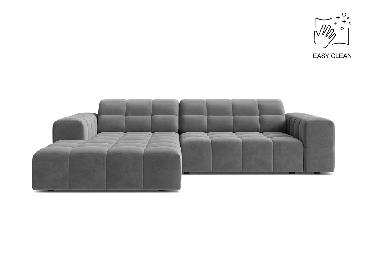 Jennifer Linkes Ecksofa von Micadoni in leichtem Beige, L-Form, Eden Chenille-Stoff, schwarze Kunststoffbeine, Rückenlehne mit Wattierung.