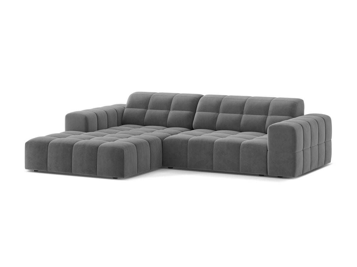 Jennifer Linkes Ecksofa von Micadoni in leichtem Beige, L-Form, Eden Chenille-Stoff, schwarze Kunststoffbeine, Rückenlehne mit Wattierung.