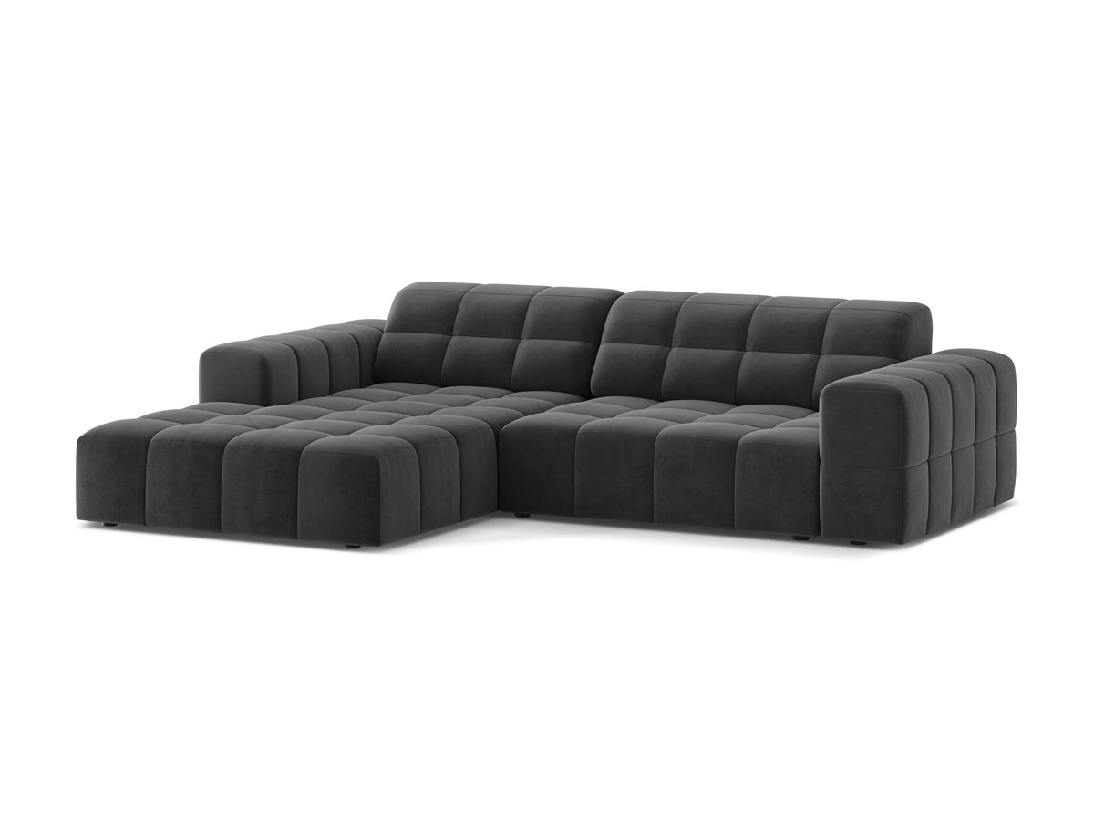 Jennifer Linkes Ecksofa von Micadoni in leichtem Beige, L-Form, Eden Chenille-Stoff, schwarze Kunststoffbeine, Rückenlehne mit Wattierung.
