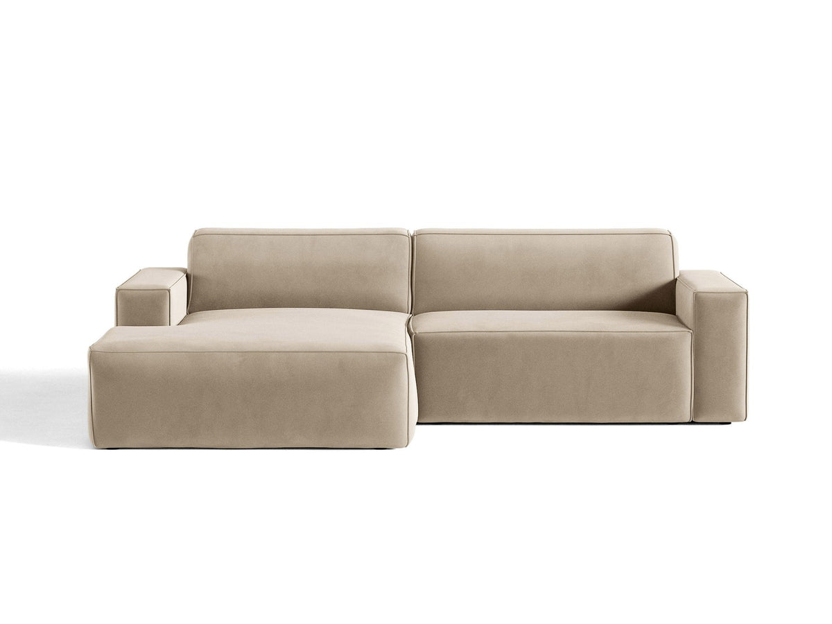 Modulares Ecksofa links Jodie von Micadoni in leichtem Beige mit Venus Samtstoffbezug und schwarzen Polypropylen-Beinen, 6-Sitzer Ausführung.