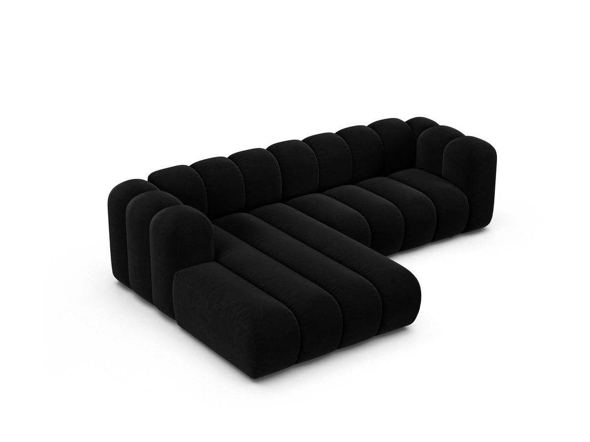 Modulares Ecksofa links Lupine von Micadoni in leichtem Beige, bezogen mit Venus-Samtstoff, schwarze Kunststoffbeine, Masse 260x177x70 cm.