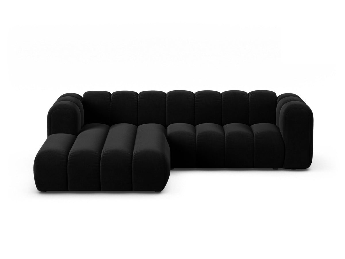 Modulares Ecksofa links Lupine von Micadoni in leichtem Beige, bezogen mit Venus-Samtstoff, schwarze Kunststoffbeine, Masse 260x177x70 cm.