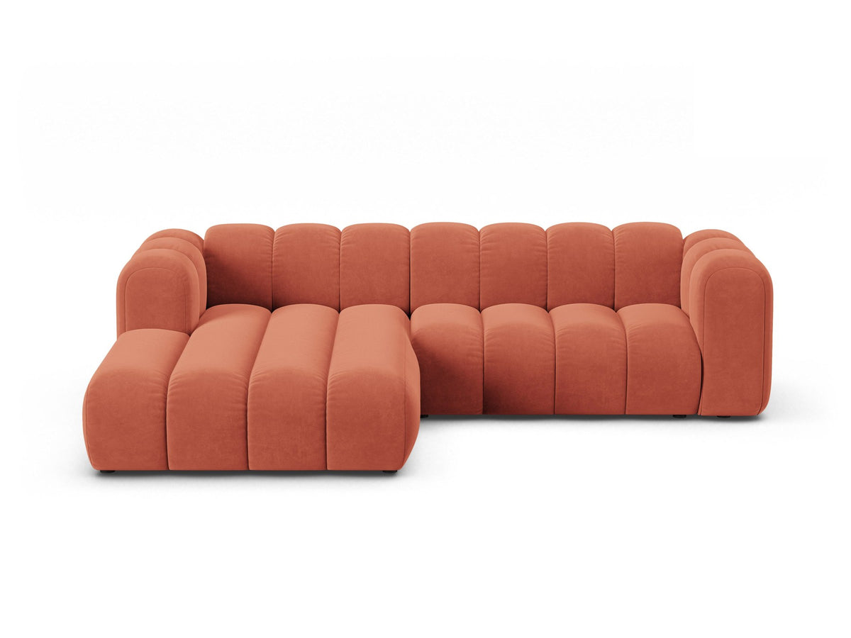 Modulares Ecksofa links Lupine von Micadoni in leichtem Beige, bezogen mit Venus-Samtstoff, schwarze Kunststoffbeine, Masse 260x177x70 cm.