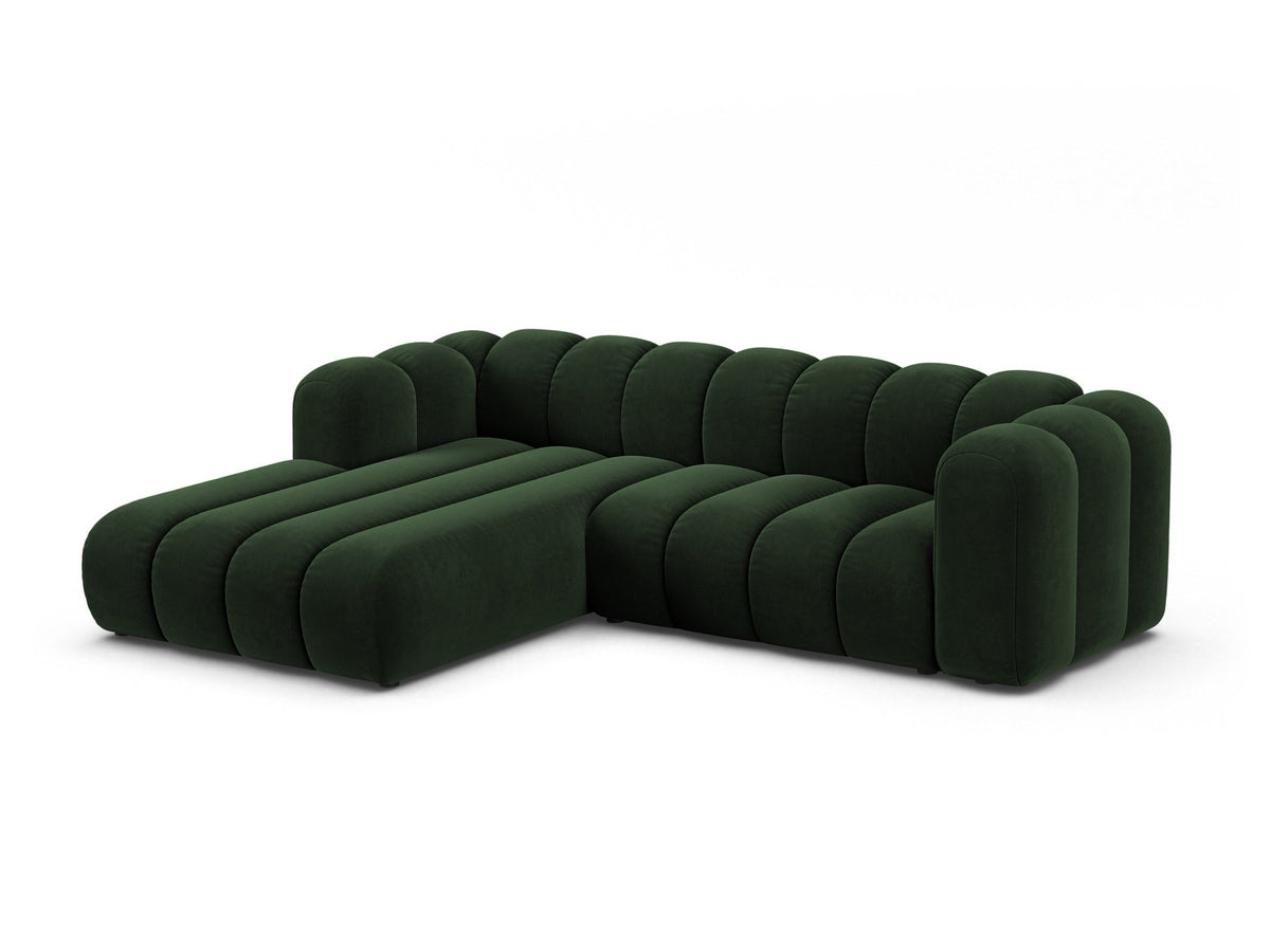 Modulares Ecksofa links Lupine von Micadoni in leichtem Beige, bezogen mit Venus-Samtstoff, schwarze Kunststoffbeine, Masse 260x177x70 cm.