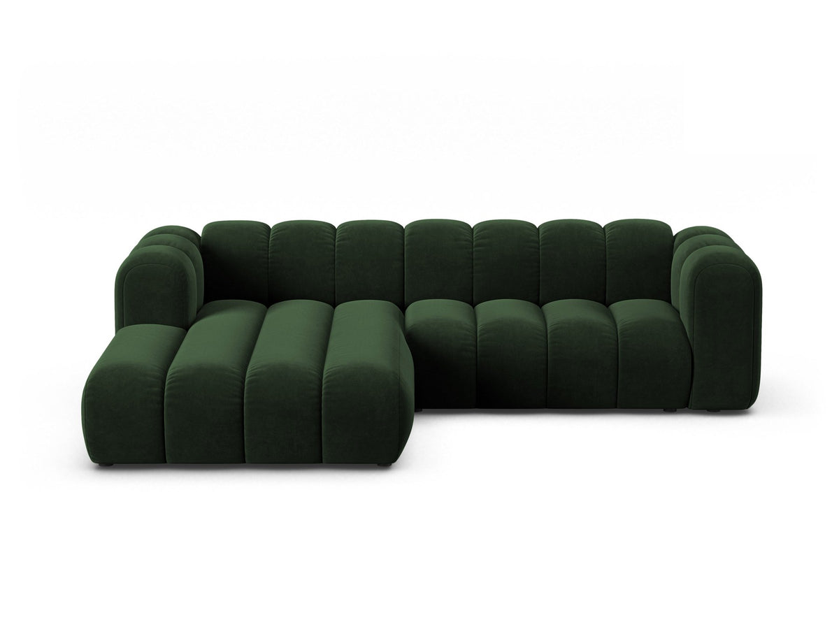 Modulares Ecksofa links Lupine von Micadoni in leichtem Beige, bezogen mit Venus-Samtstoff, schwarze Kunststoffbeine, Masse 260x177x70 cm.