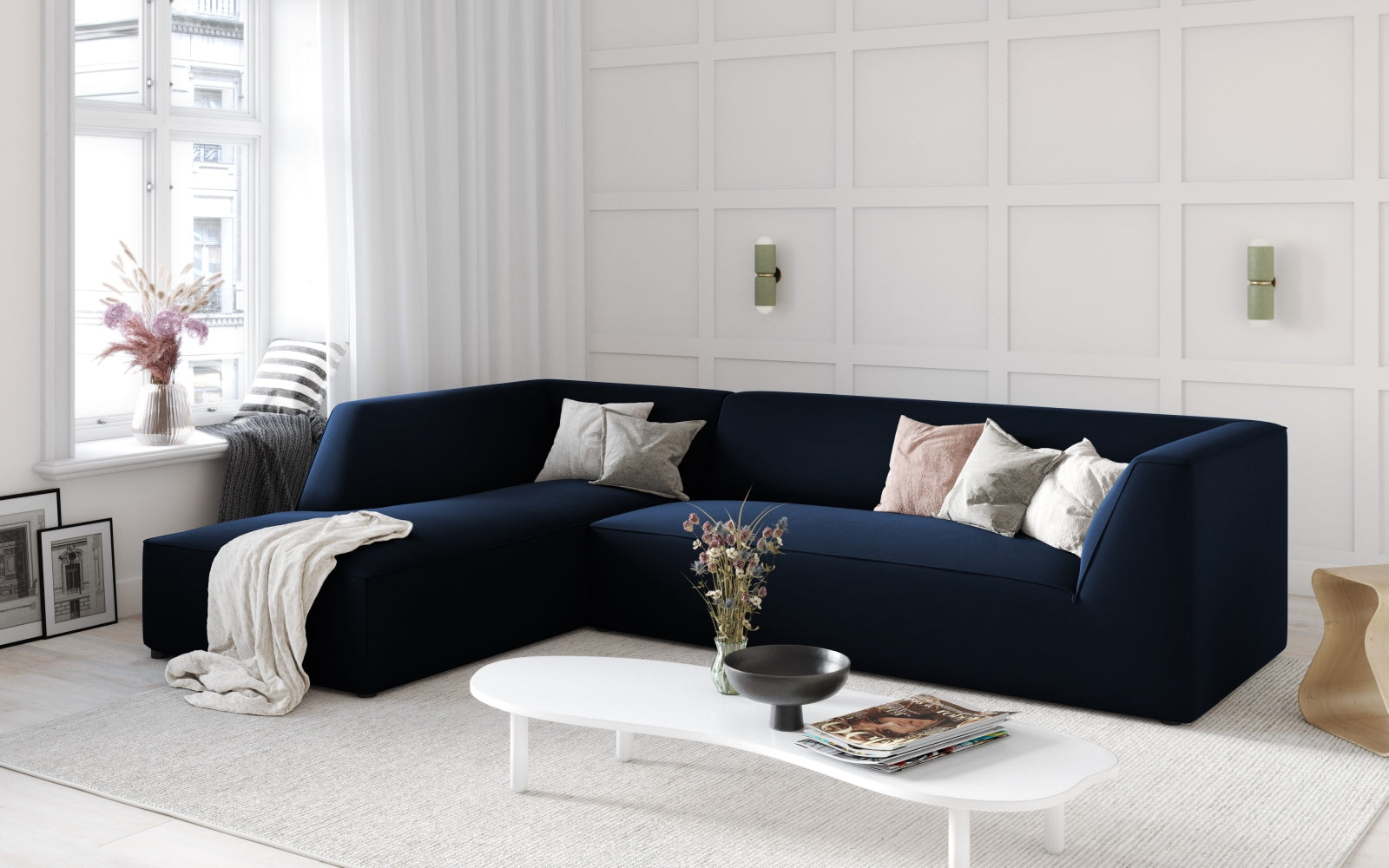 Elegantes Ruby Velour Ecksofa in stilvollem Design, ideal für moderne Wohnräume. Linksseitige Anordnung, 4-Sitzer für maximalen Komfort.