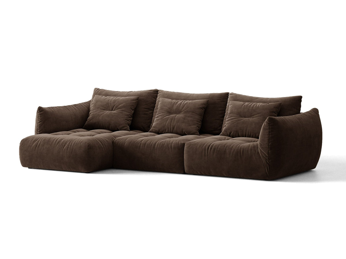 Beiges L-Sofa links von Micadoni mit weichem Veloursstoff Casino, schwarzen Kunststoffbeinen und breiter, tiefer Sitzfläche.