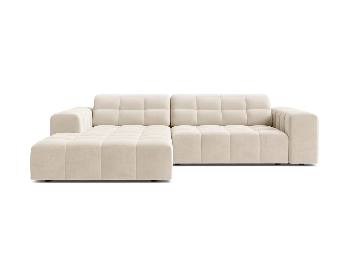 Jennifer Linkes Ecksofa von Micadoni in leichtem Beige, L-Form, Eden Chenille-Stoff, schwarze Kunststoffbeine, Rückenlehne mit Wattierung.