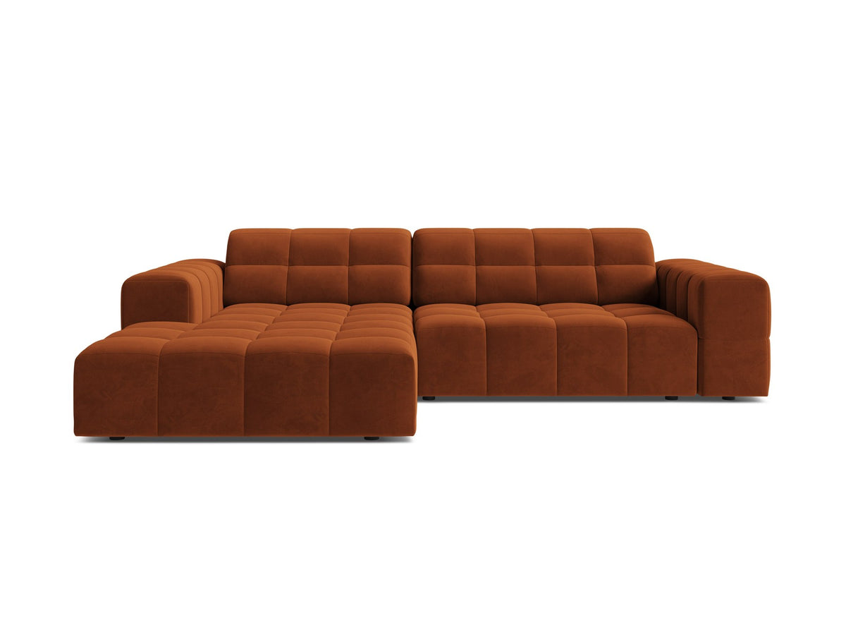 Jennifer Linkes Ecksofa von Micadoni in leichtem Beige, L-Form, Eden Chenille-Stoff, schwarze Kunststoffbeine, Rückenlehne mit Wattierung.