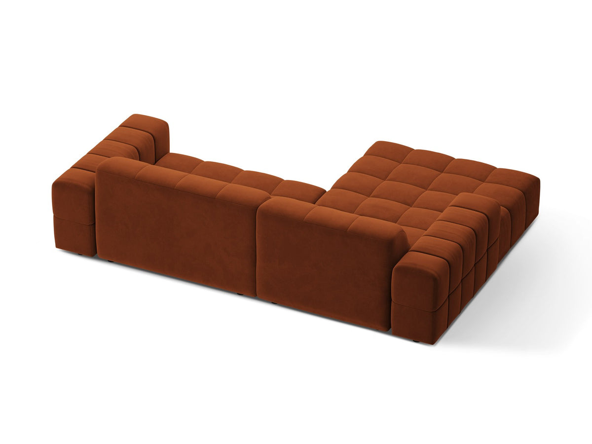 Jennifer Linkes Ecksofa von Micadoni in leichtem Beige, L-Form, Eden Chenille-Stoff, schwarze Kunststoffbeine, Rückenlehne mit Wattierung.