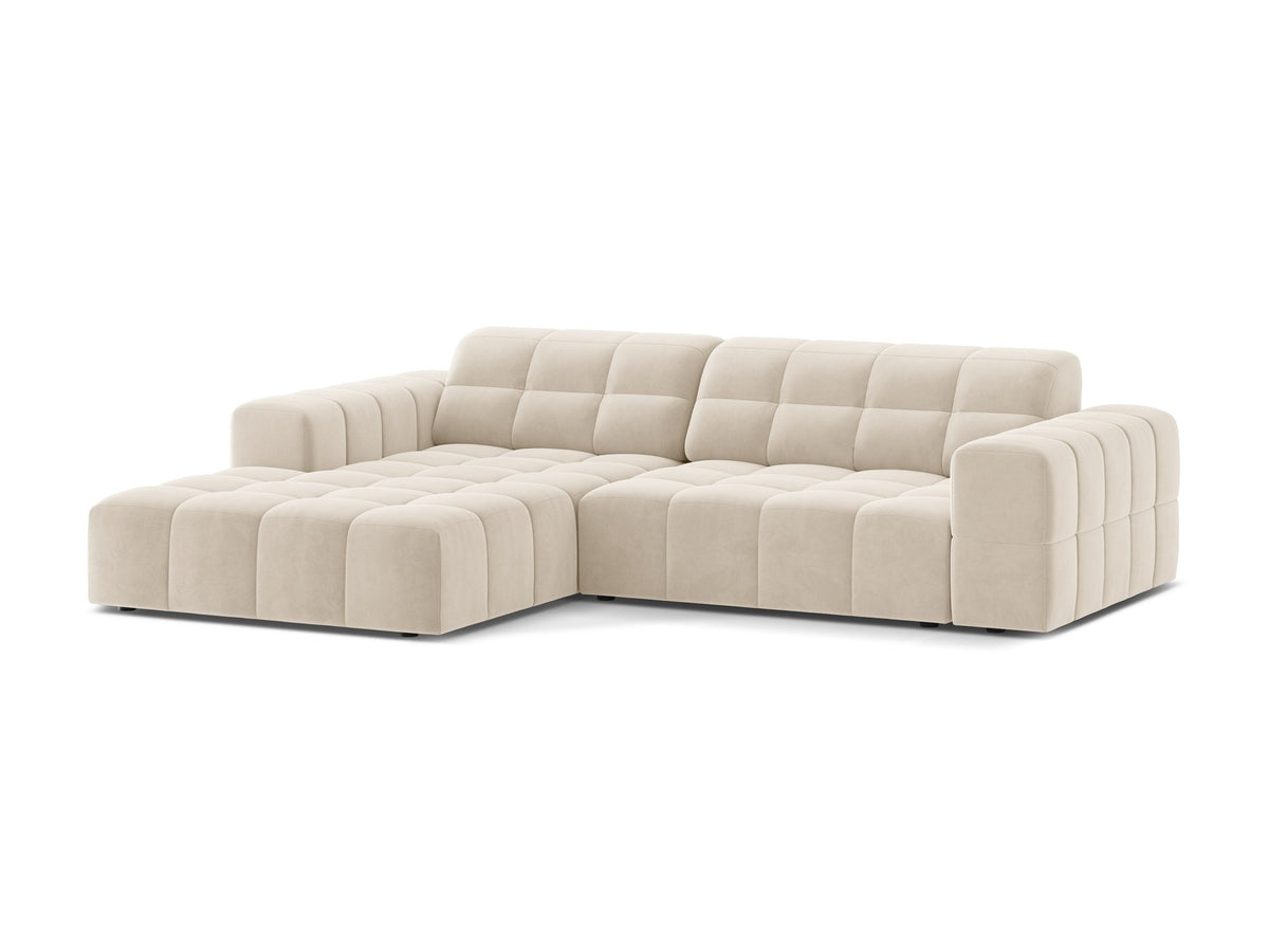 Jennifer Linkes Ecksofa von Micadoni in leichtem Beige, L-Form, Eden Chenille-Stoff, schwarze Kunststoffbeine, Rückenlehne mit Wattierung.