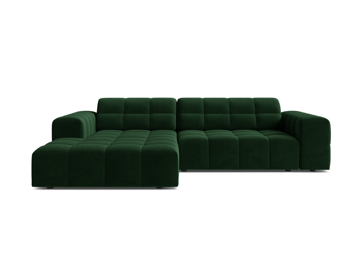 Jennifer Linkes Ecksofa von Micadoni in leichtem Beige, L-Form, Eden Chenille-Stoff, schwarze Kunststoffbeine, Rückenlehne mit Wattierung.