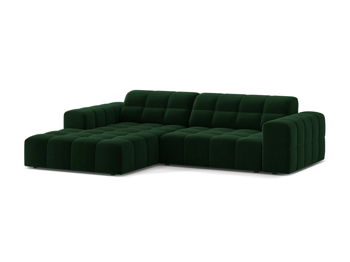 Jennifer Linkes Ecksofa von Micadoni in leichtem Beige, L-Form, Eden Chenille-Stoff, schwarze Kunststoffbeine, Rückenlehne mit Wattierung.