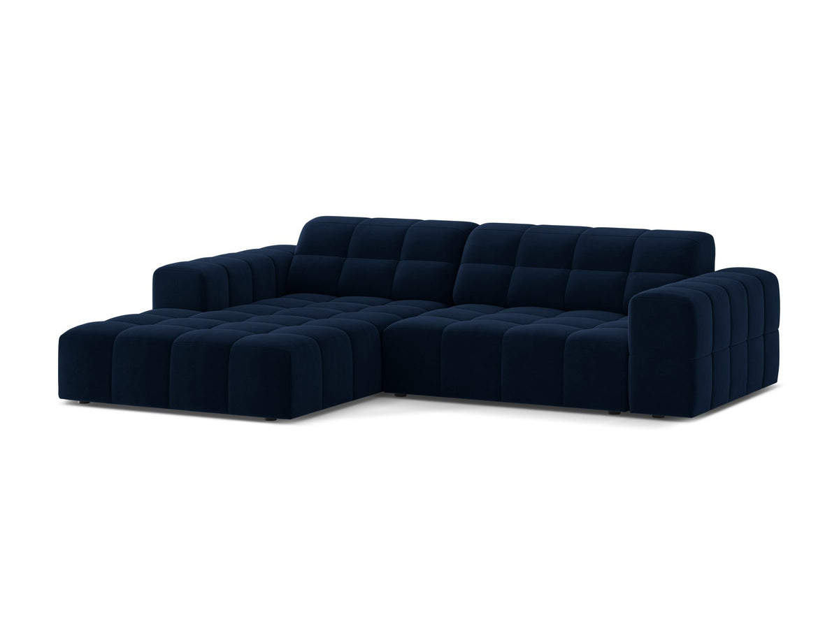 Jennifer Linkes Ecksofa von Micadoni in leichtem Beige, L-Form, Eden Chenille-Stoff, schwarze Kunststoffbeine, Rückenlehne mit Wattierung.