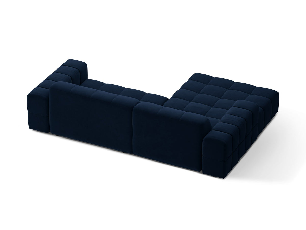 Jennifer Linkes Ecksofa von Micadoni in leichtem Beige, L-Form, Eden Chenille-Stoff, schwarze Kunststoffbeine, Rückenlehne mit Wattierung.