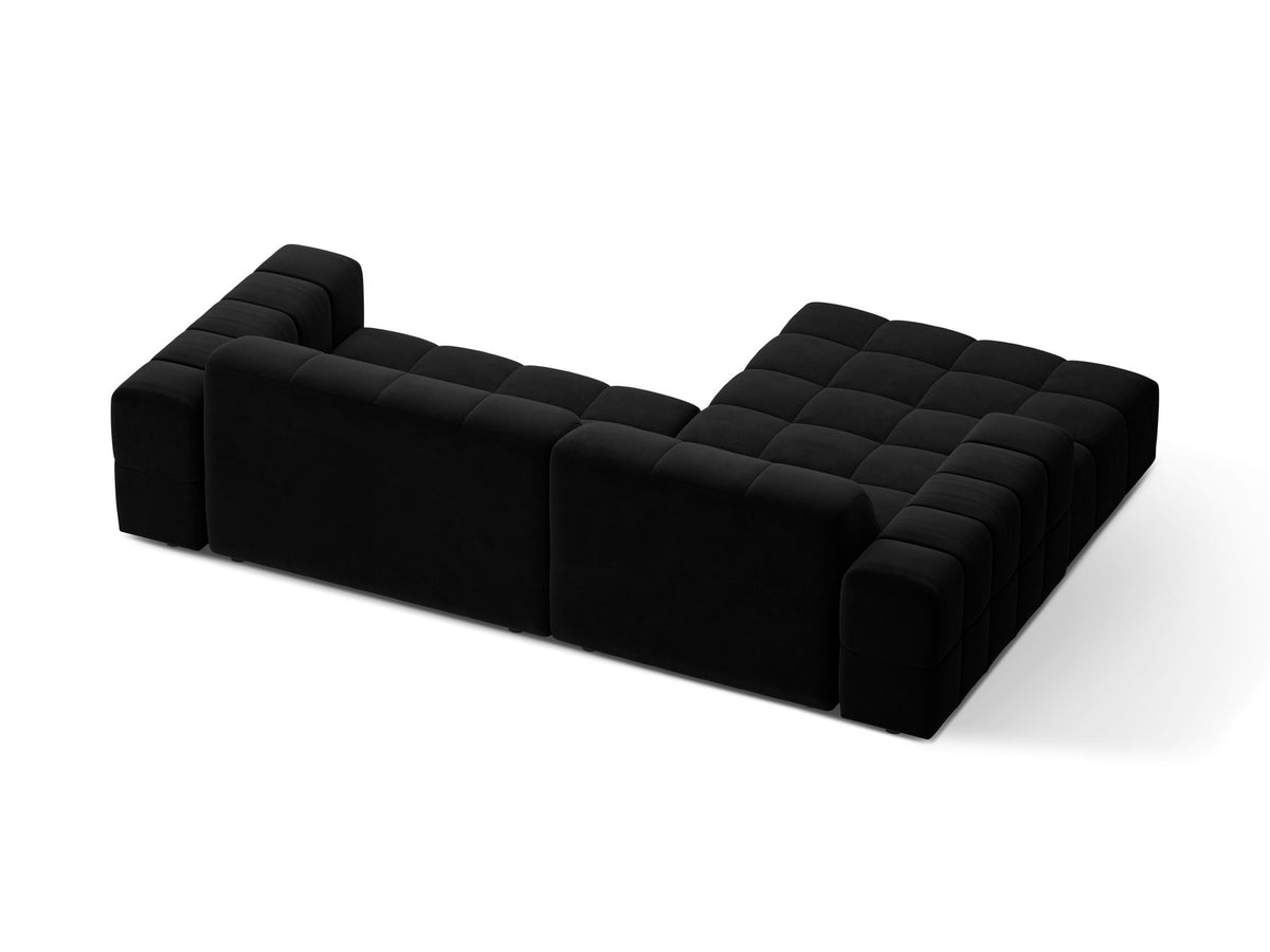 Jennifer Linkes Ecksofa von Micadoni in leichtem Beige, L-Form, Eden Chenille-Stoff, schwarze Kunststoffbeine, Rückenlehne mit Wattierung.