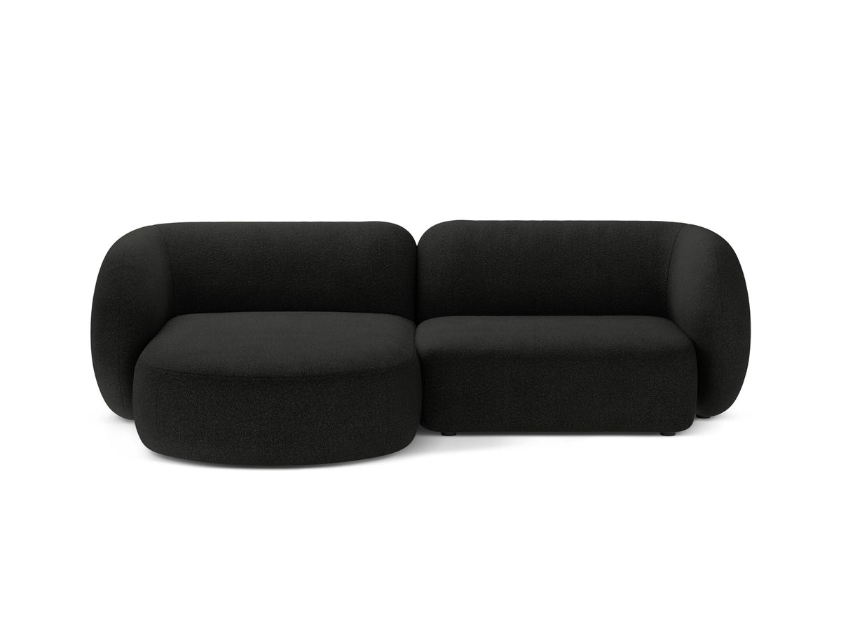 Weisses Ecksofa links Kate von Micadoni mit Baloo-Stoffbezug, schwarzen Kunststoffbeinen und modularem Aufbau, Masse 255x176x76 cm