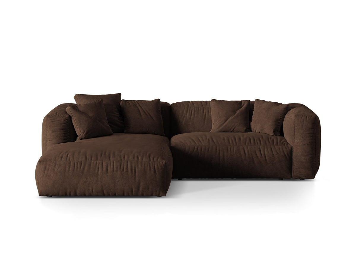 Modulares Ecksofa Martina von Micadoni in Schokoladenbraun mit Veloursstoff-Bezug, links ausgerichtet, auf niedrigen Polypropylen-Beinen stehend.