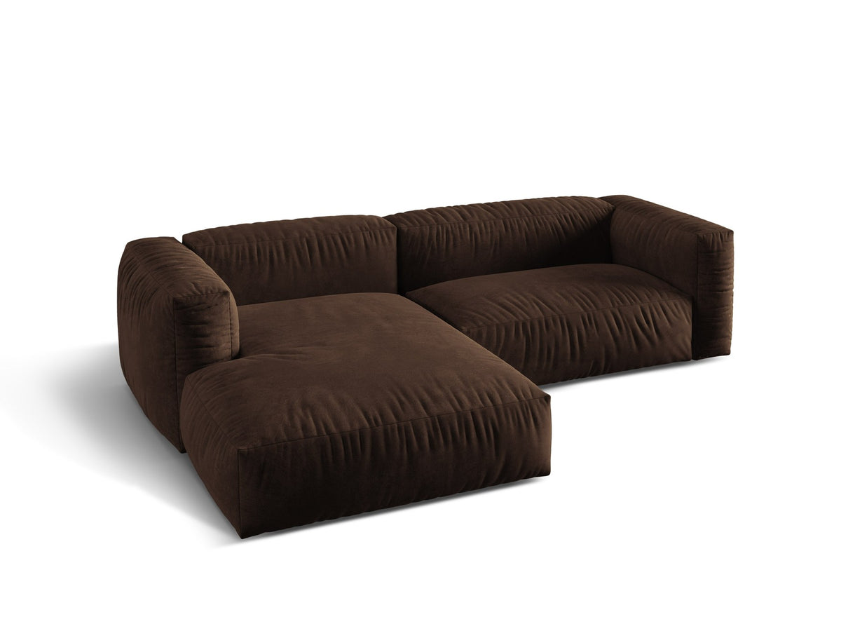 Modulares Ecksofa Martina von Micadoni in Schokoladenbraun mit Veloursstoff-Bezug, links ausgerichtet, auf niedrigen Polypropylen-Beinen stehend.