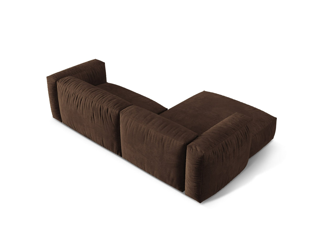 Modulares Ecksofa Martina von Micadoni in Schokoladenbraun mit Veloursstoff-Bezug, links ausgerichtet, auf niedrigen Polypropylen-Beinen stehend.
