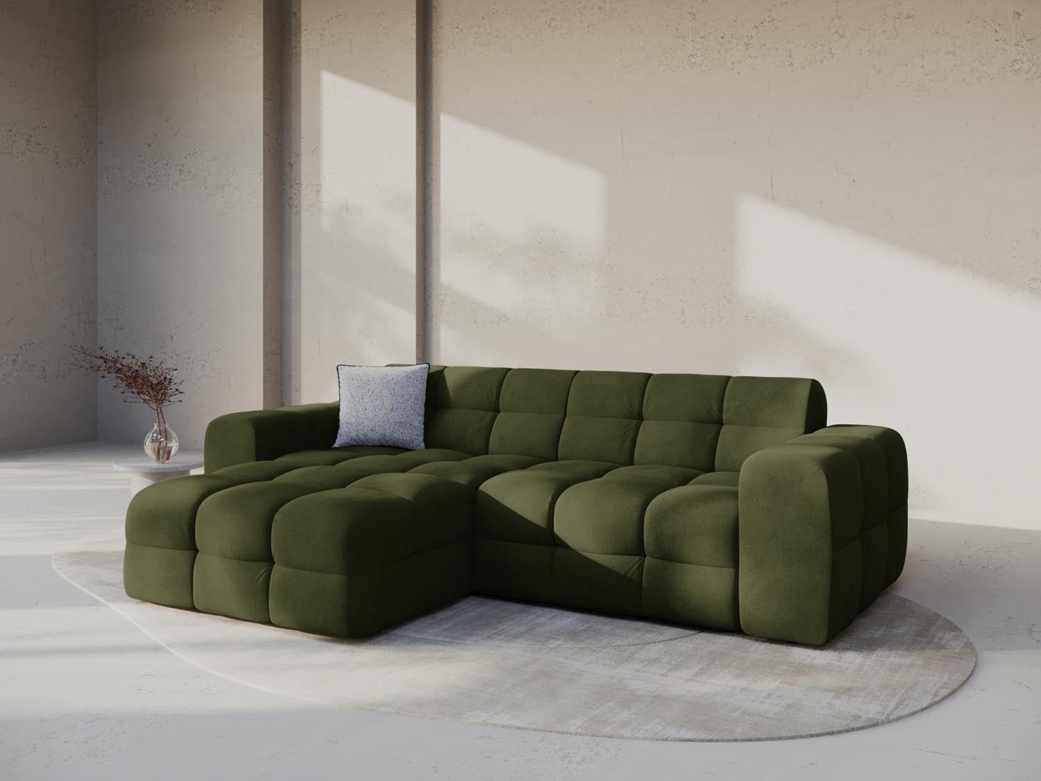 Elegantes Kendal Velour Ecksofa in Army Green, ideal für stilvolle Wohnräume. Komfortables 4-Sitzer Design von Micadoni.