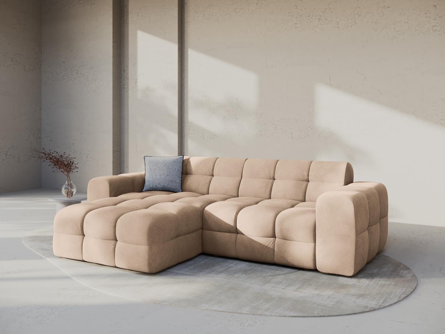 Elegantes Kendal Velour Ecksofa in Almond Beige, ideal für stilvolle Wohnräume. Komfortables 4-Sitzer Design von Micadoni.