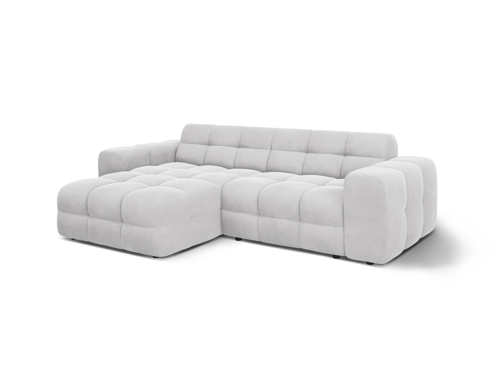 Modernes Kendal Velour Ecksofa in sanftem Grau, perfekt für gemütliche Wohnzimmer. 4-Sitzer von Micadoni vereint Stil und Komfort.