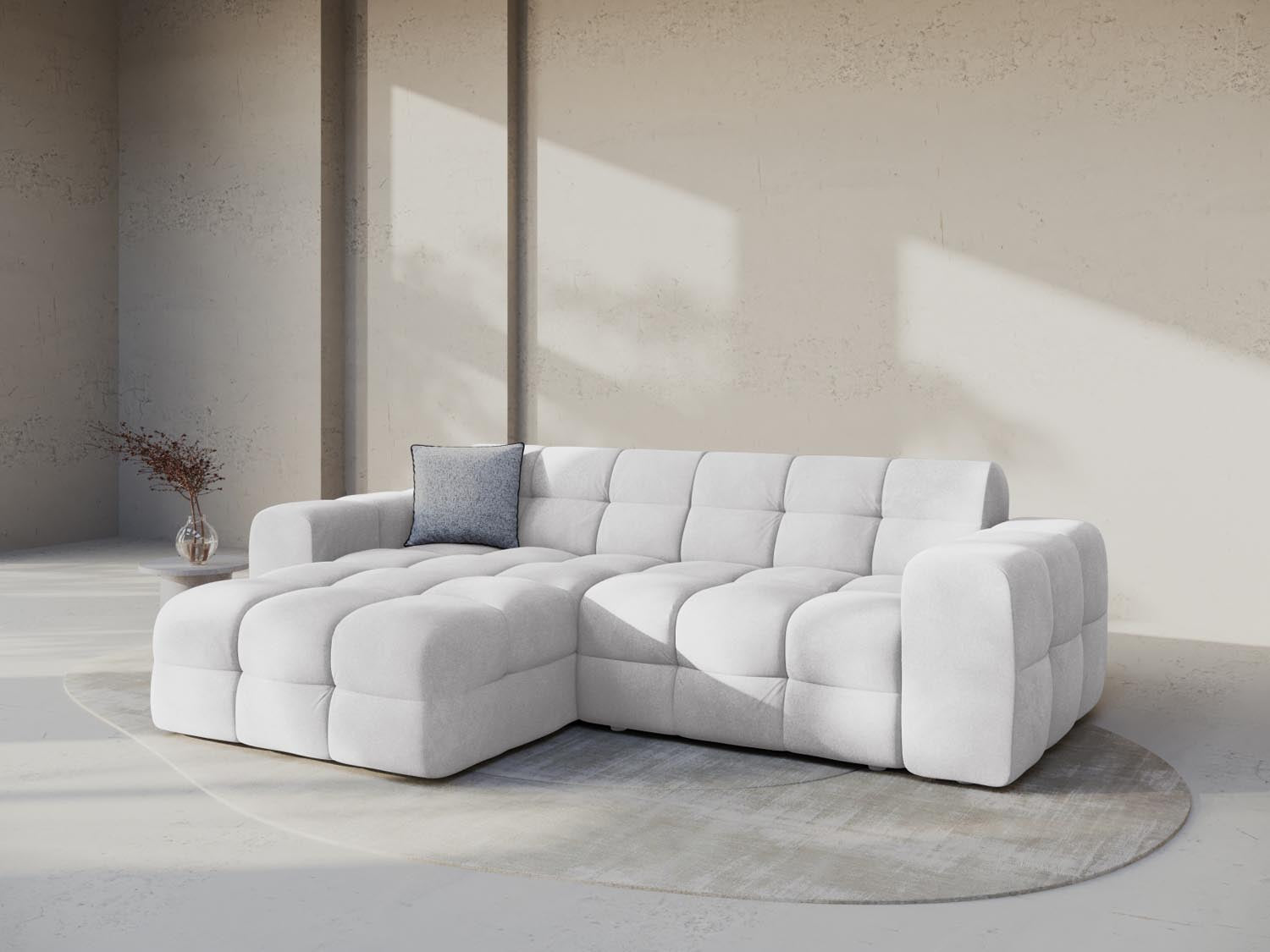 Elegantes Kendal Velour Ecksofa in hellem Grau, ideal für stilvolle Wohnräume. Komfortables 4-Sitzer Design von Micadoni.