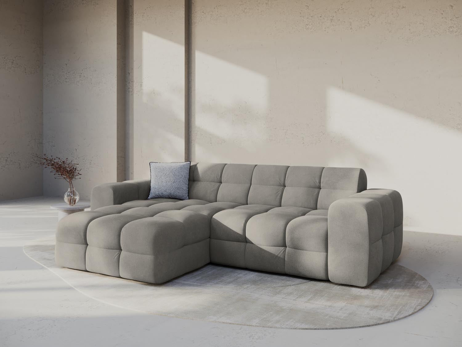 Elegantes Kendal Velour Ecksofa in Dunkelgrau, ideal für stilvolle Wohnräume. Komfortables 4-Sitzer Design von Micadoni.