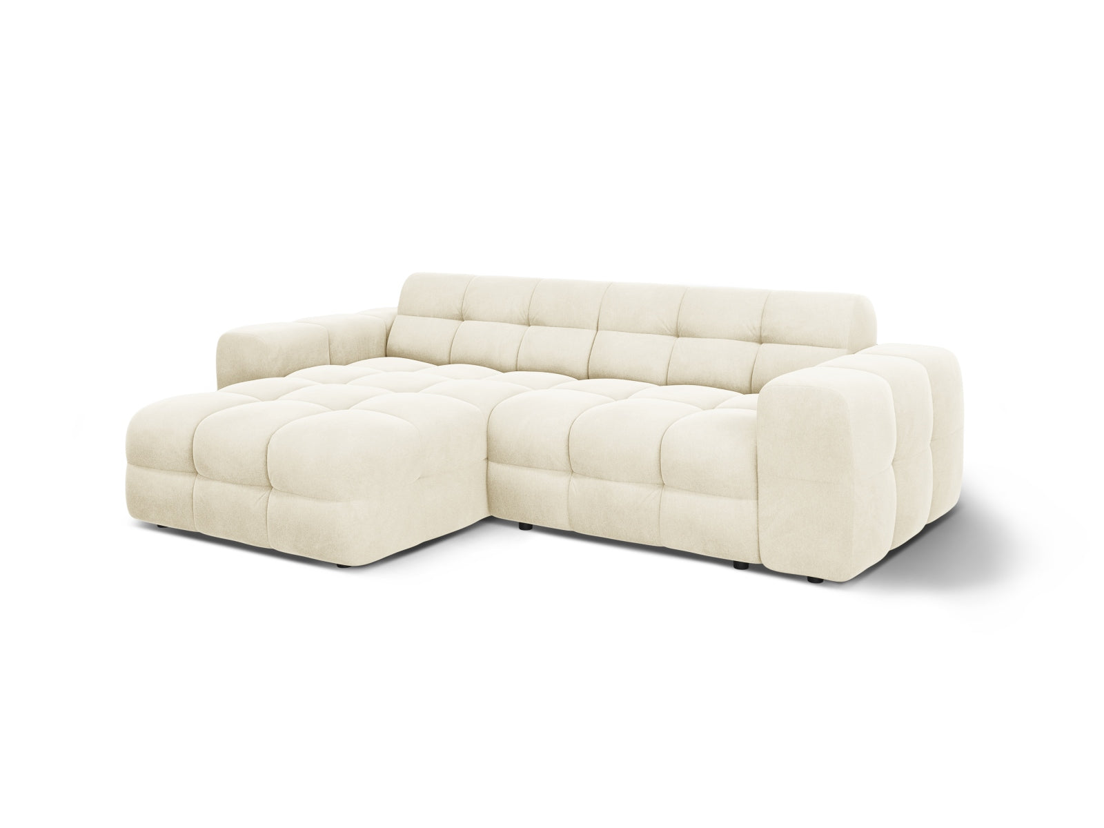 Modernes Kendal Velour Ecksofa in sanftem Ivory, perfekt für gemütliche Wohnzimmer. 4-Sitzer mit linksseitiger Anordnung von Micadoni.