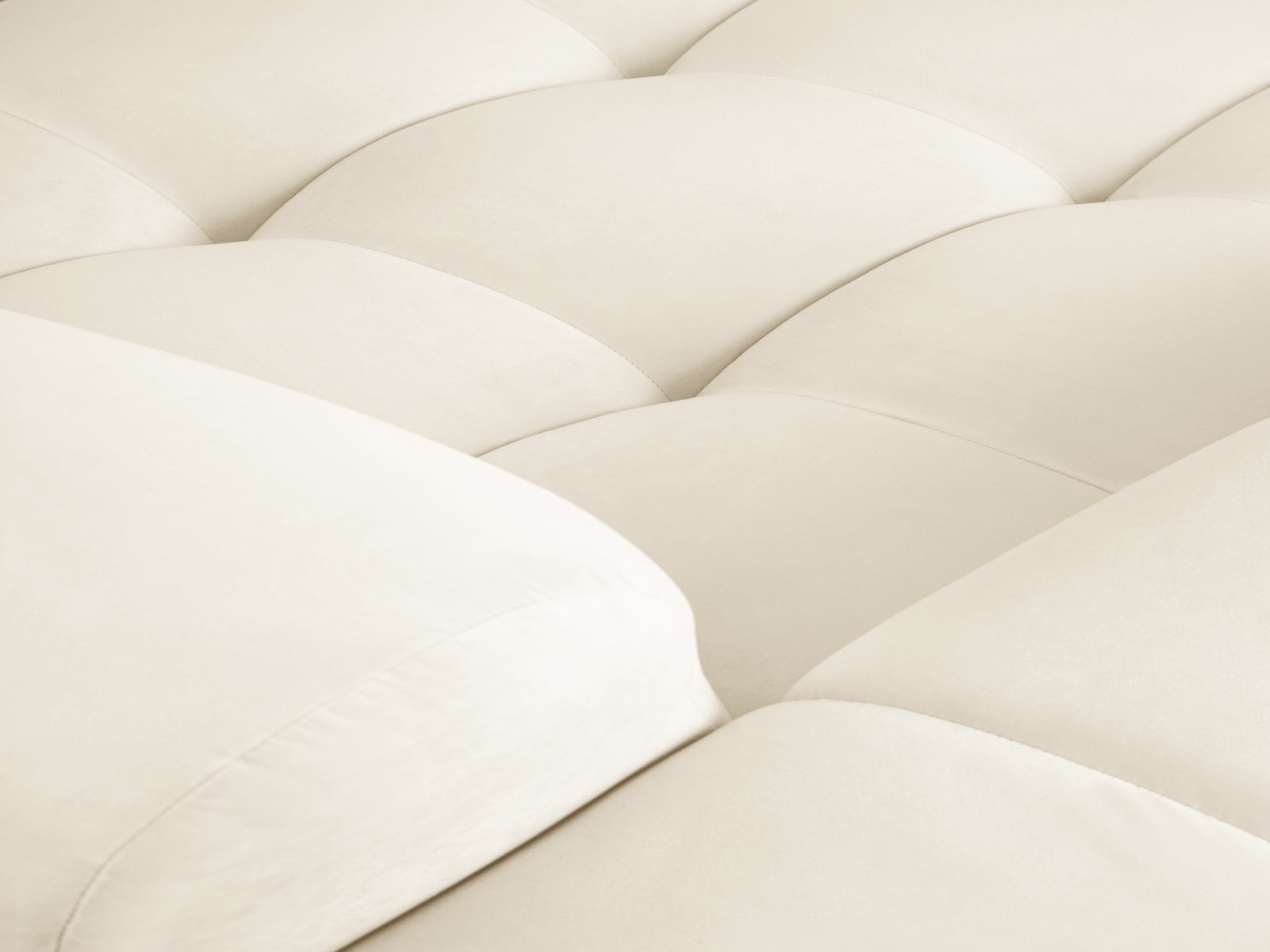 Elegantes Kendal Velour L-Sofa in zartem Ivory, 4-Sitzer mit linksseitiger Ausrichtung, ideal für einladende und geschmackvolle Wohnräume.