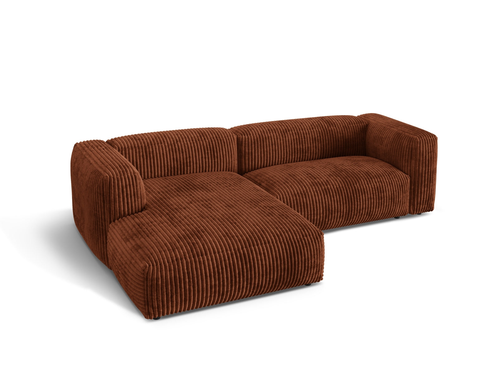 Modernes Martina L-Sofa links mit zwei Sitzen in Brick-Tilia, perfekt für gemütliche und stilvolle Wohnambiente. Hochwertige Materialien von Micadoni.