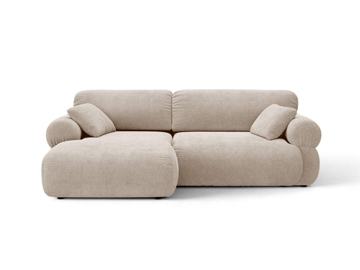 Beiges L-förmiges Ecksofa Ophelia von Micadoni mit Liberty-Stoffbezug, schwarzen Kunststoffbeinen und niedriger Rückenlehne, seitliche Ansicht.