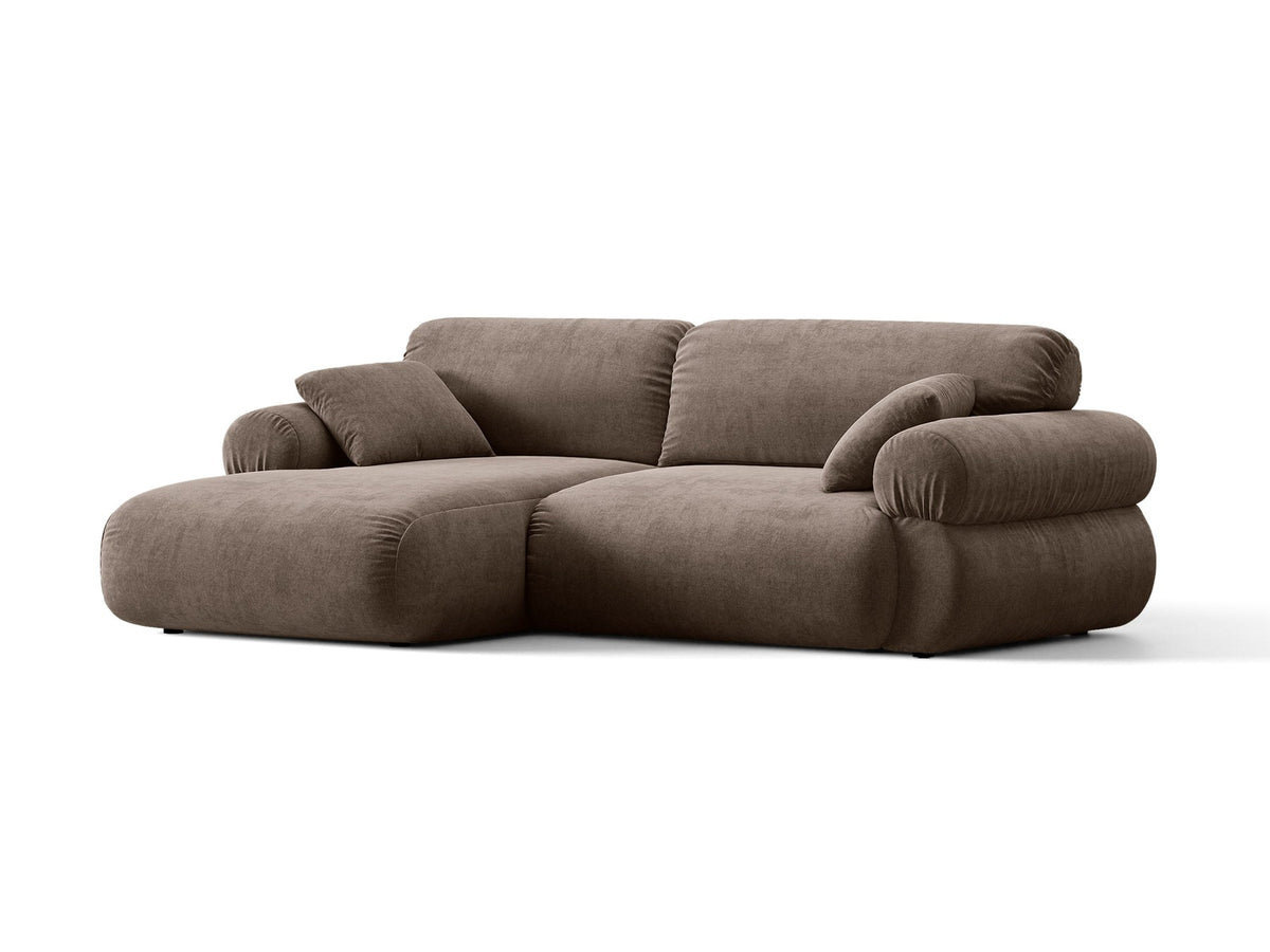 Beiges L-förmiges Ecksofa Ophelia von Micadoni mit Liberty-Stoffbezug, schwarzen Kunststoffbeinen und niedriger Rückenlehne, seitliche Ansicht.