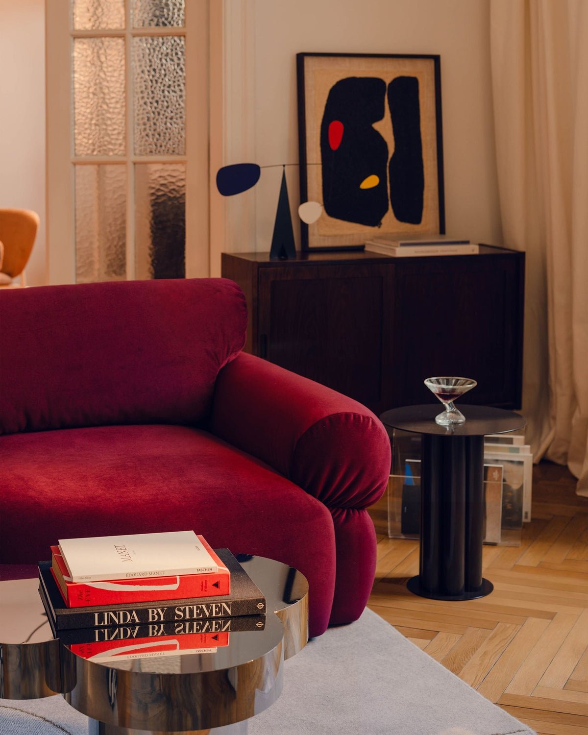 Beiges L-förmiges Ecksofa Ophelia von Micadoni mit Liberty-Stoffbezug, schwarzen Kunststoffbeinen und niedriger Rückenlehne, seitliche Ansicht.