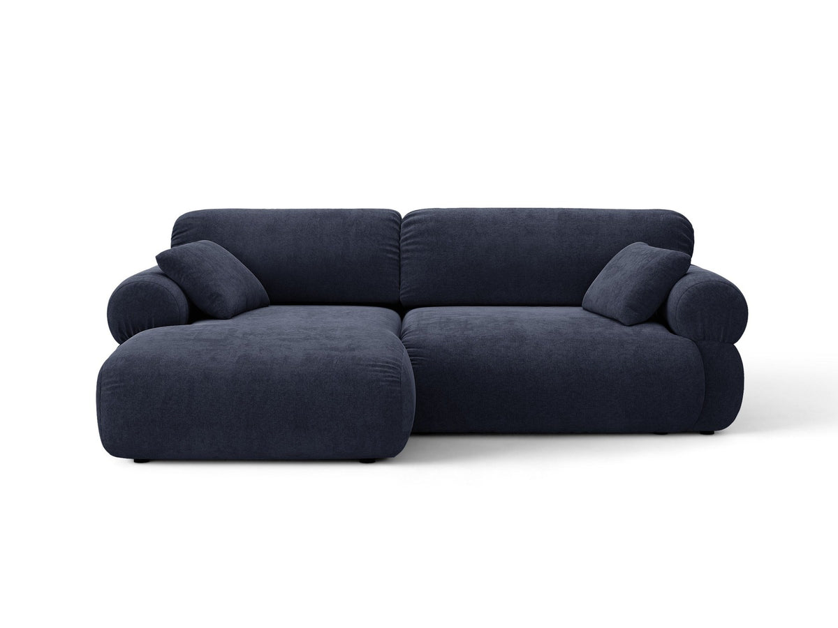 Beiges L-förmiges Ecksofa Ophelia von Micadoni mit Liberty-Stoffbezug, schwarzen Kunststoffbeinen und niedriger Rückenlehne, seitliche Ansicht.